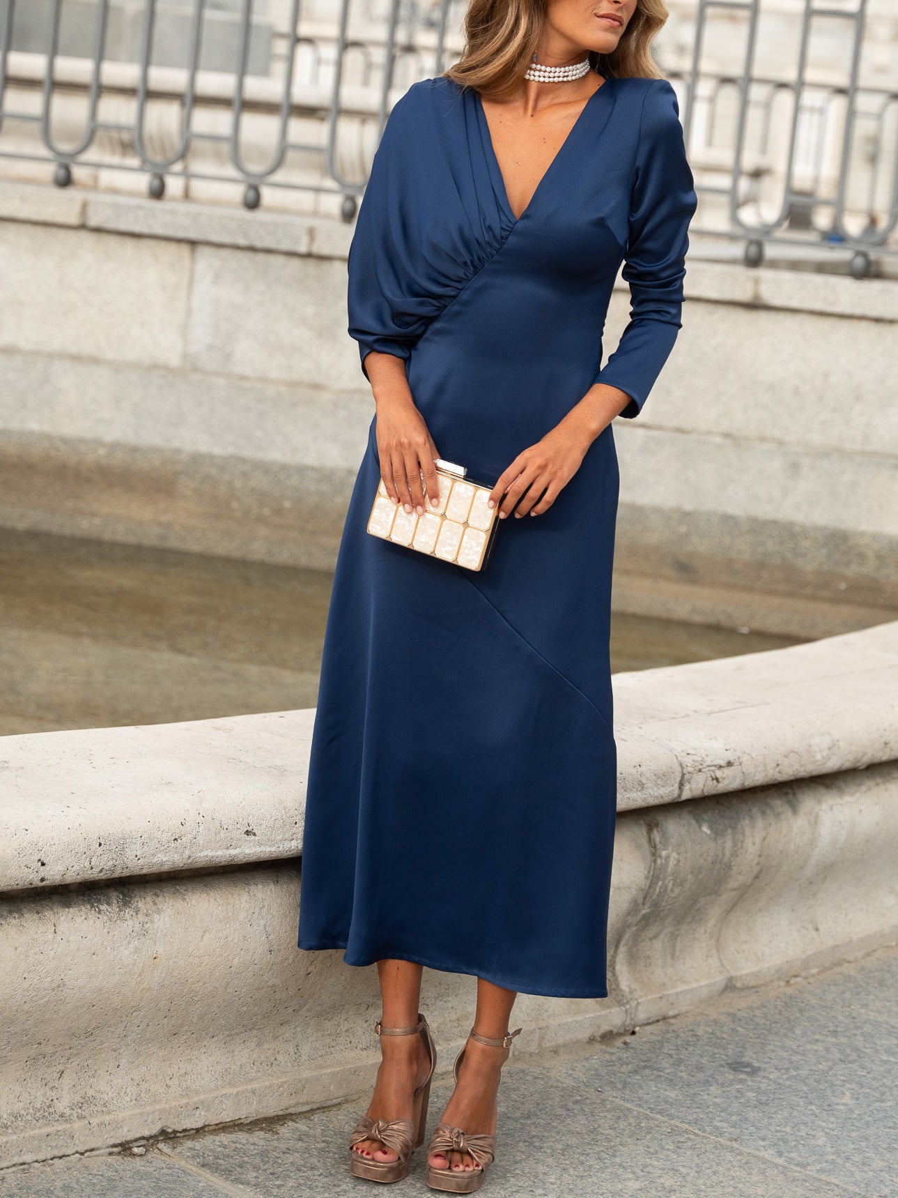 Robe de soirée en satin décolleté en V avec couture en travers